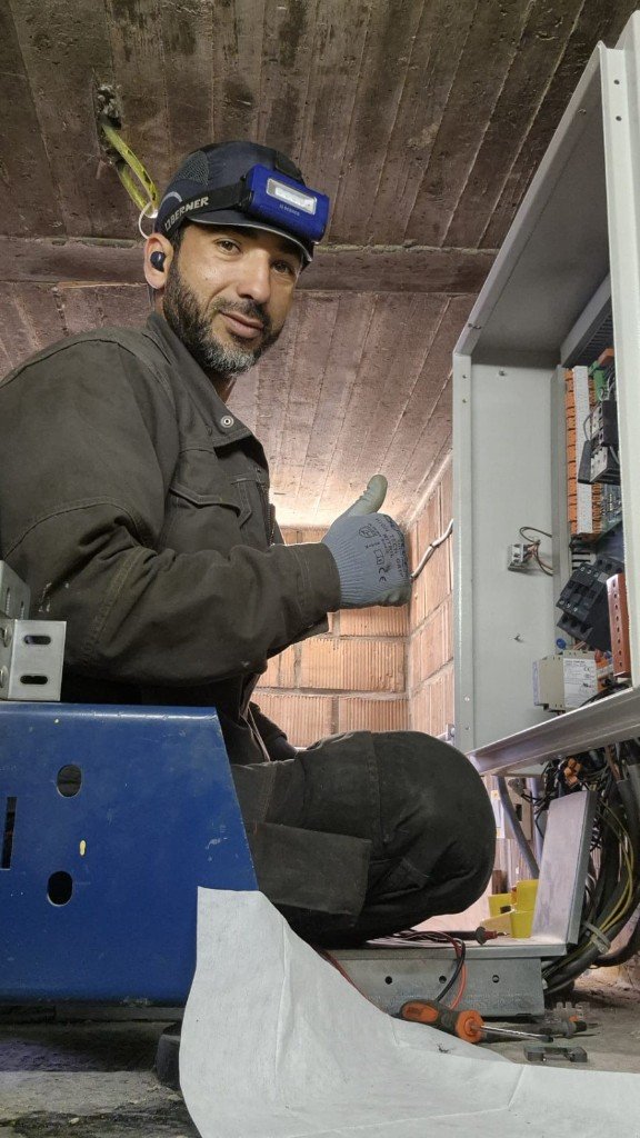 Technicien DHOUAI SOLUTIONS en intervention